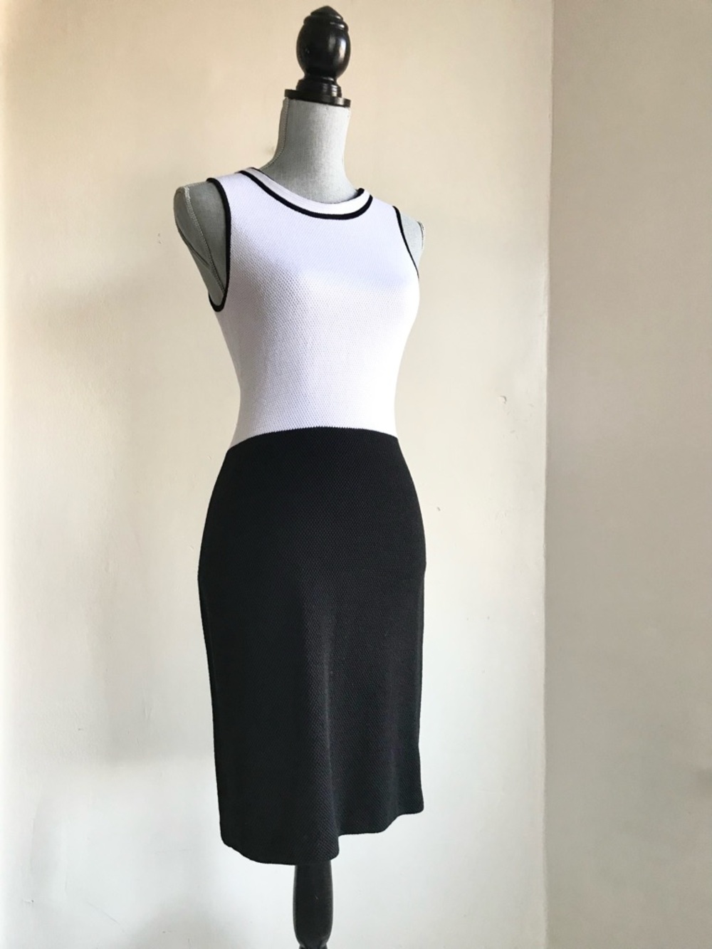 St John Black White Colorblock Knit Sheath Pencil Dress Sleeveless Quiet Luxury